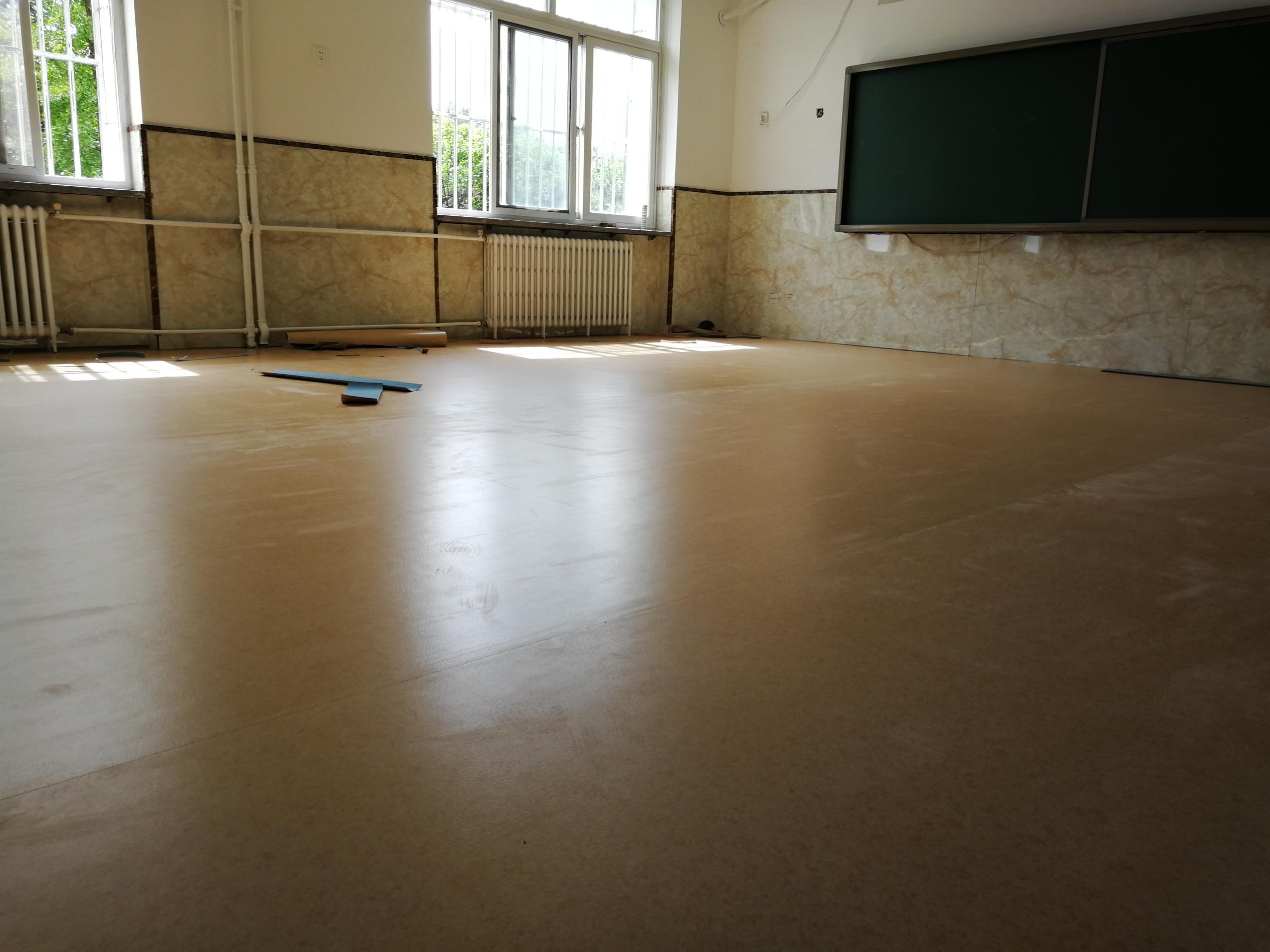 教室铺完PVC地板后的效果图二