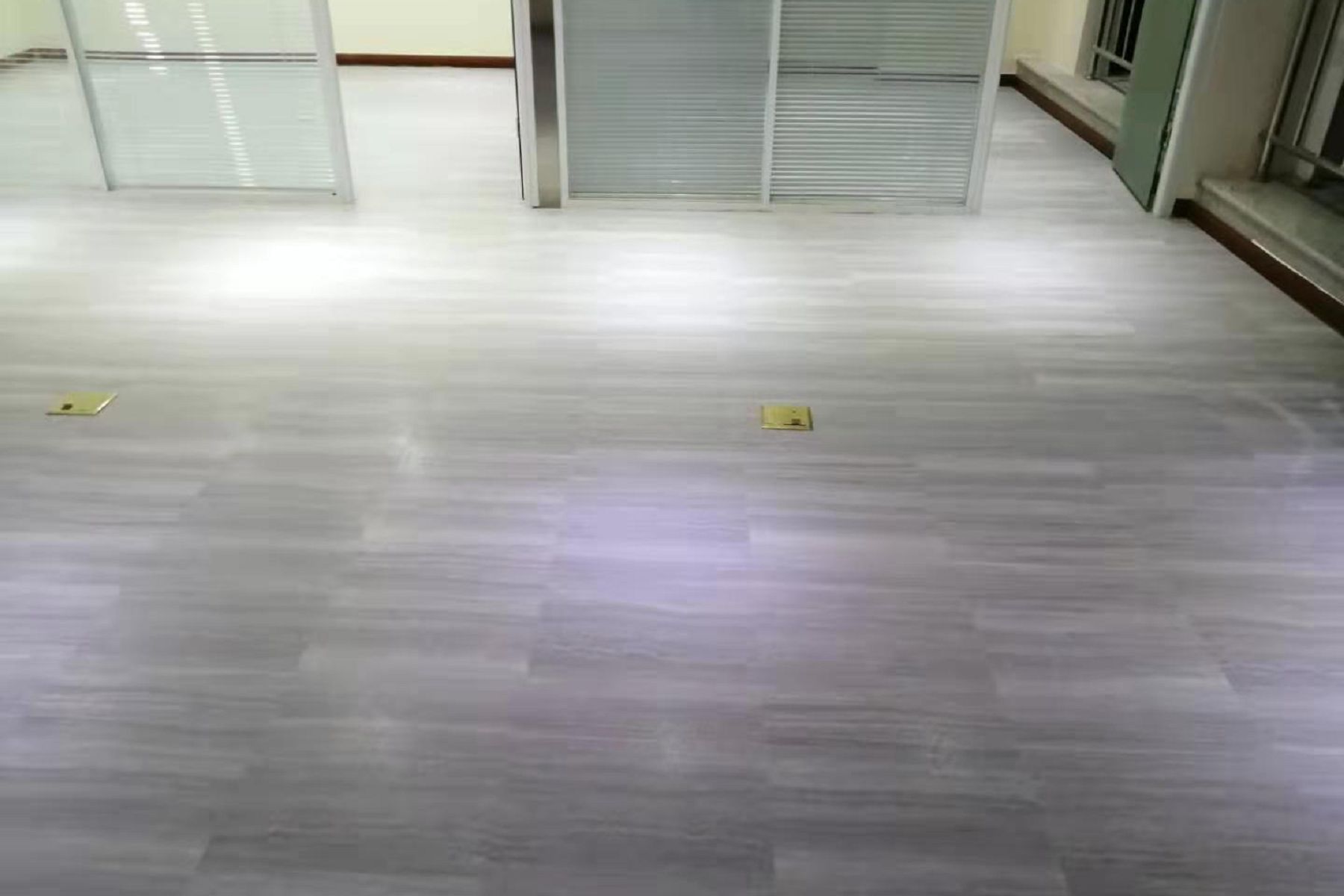 公寓管理办公室铺完龙飞PVC地板的效果图_001