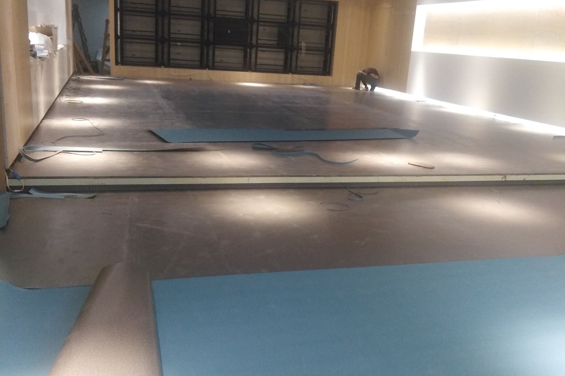 大会议室铺装龙飞PVC地板进行中二_003