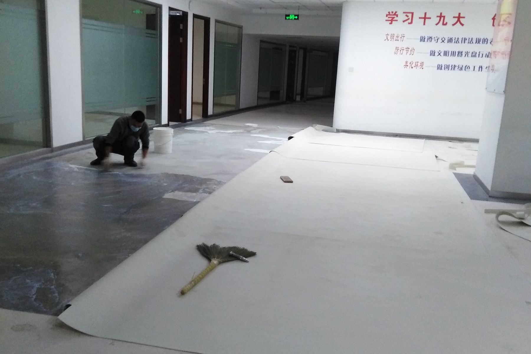 大开间办公室铺装龙飞PVC地板进行中_001