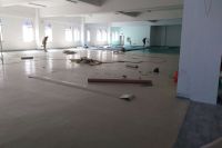 大开间办公室正在铺装龙飞PVC地板_009