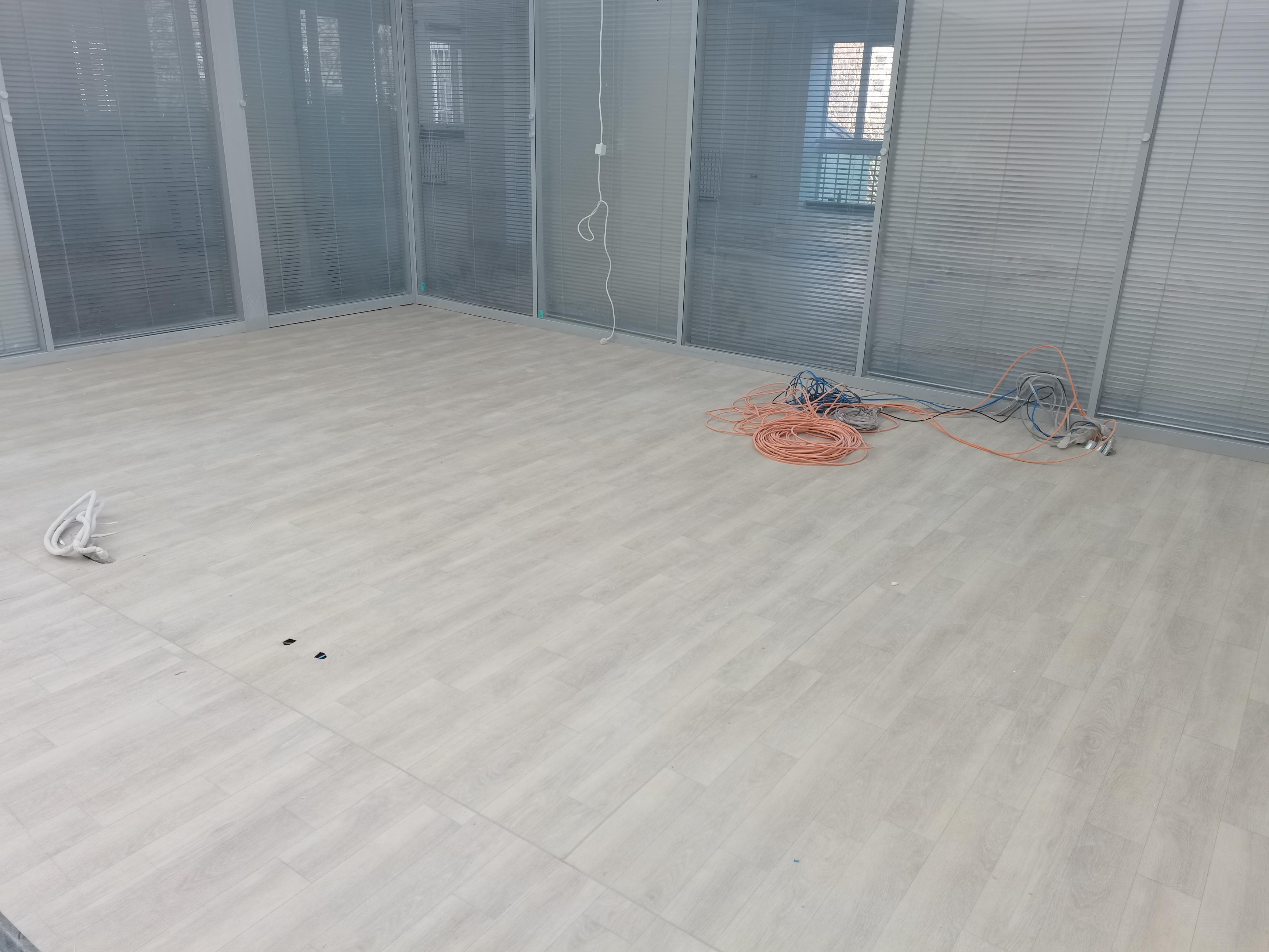 北京科技大学的科技楼-科技楼国际会议室安装完PVC地板后的效果图一