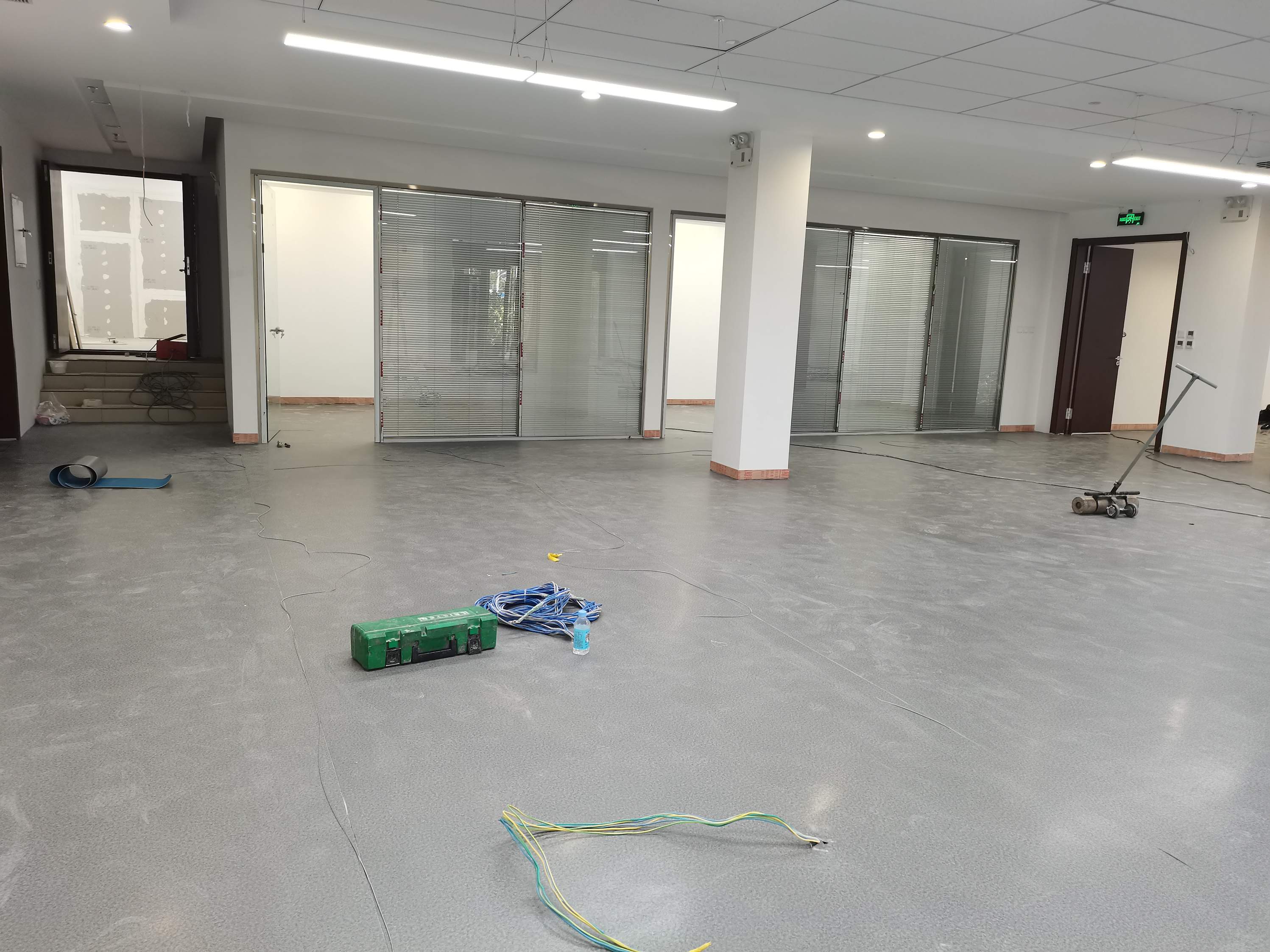 阜成门大厦-一层开放办公室铺完PVC塑胶卷材效果图二