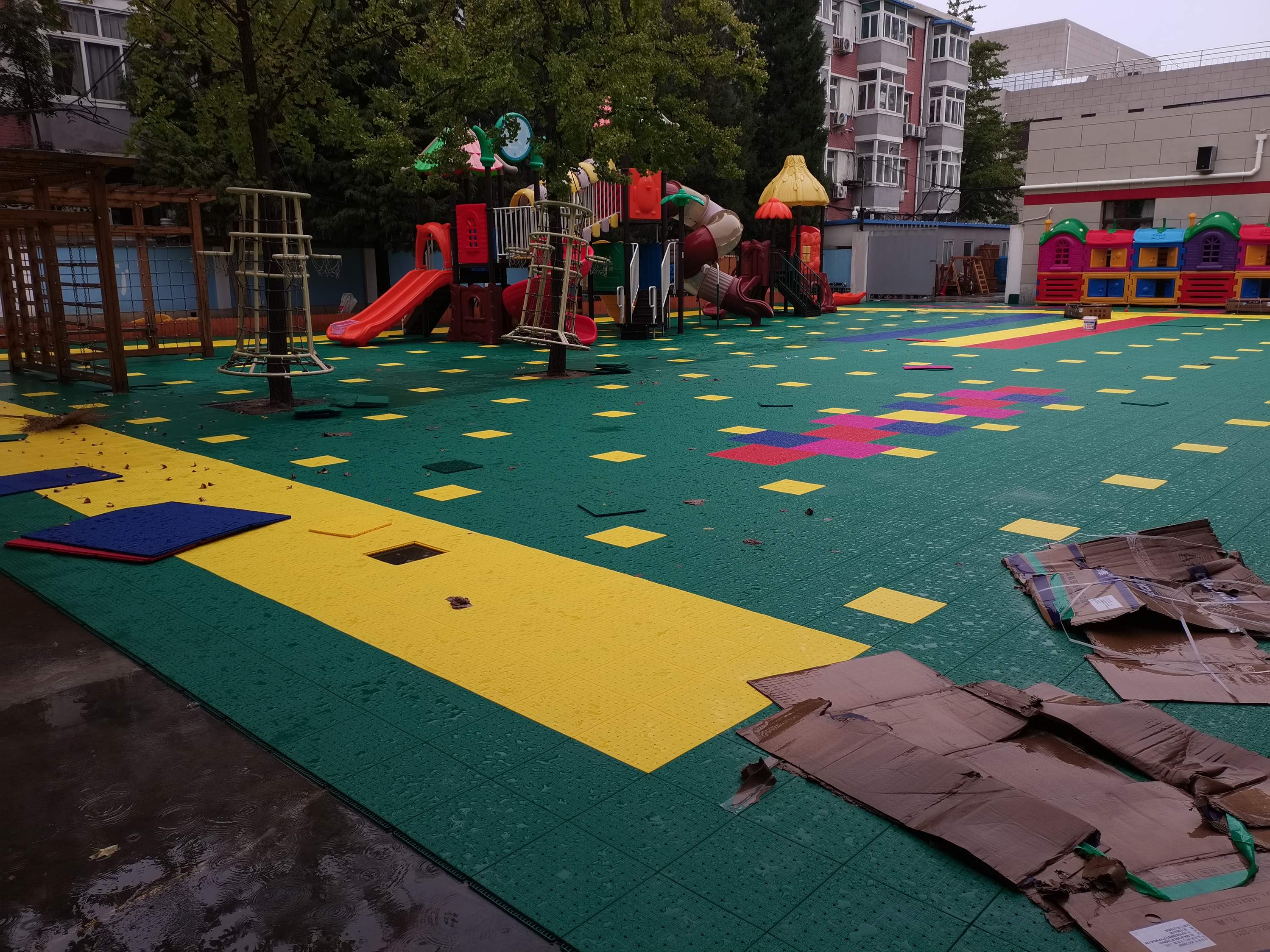 黄寺大街部队幼儿园-室外悬浮拼装铺完的效果图一