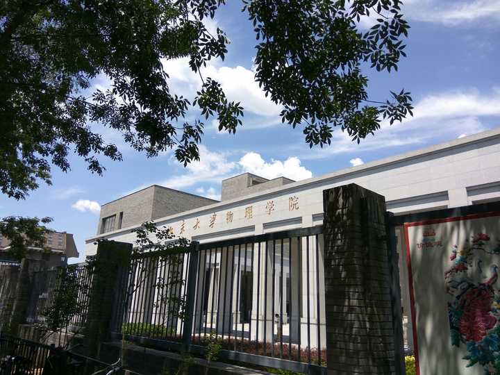 由吴飙、陈汉博、罗智康三位北大教授提供理论支撑，特对科技负责产品解决方案和技术实施部署；