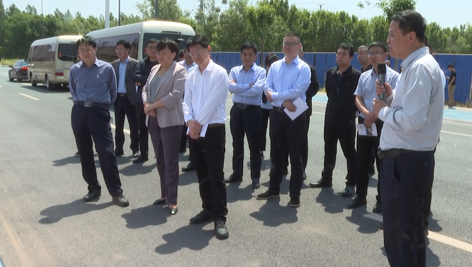 县长李志华,副县长张伟陪同观摩.