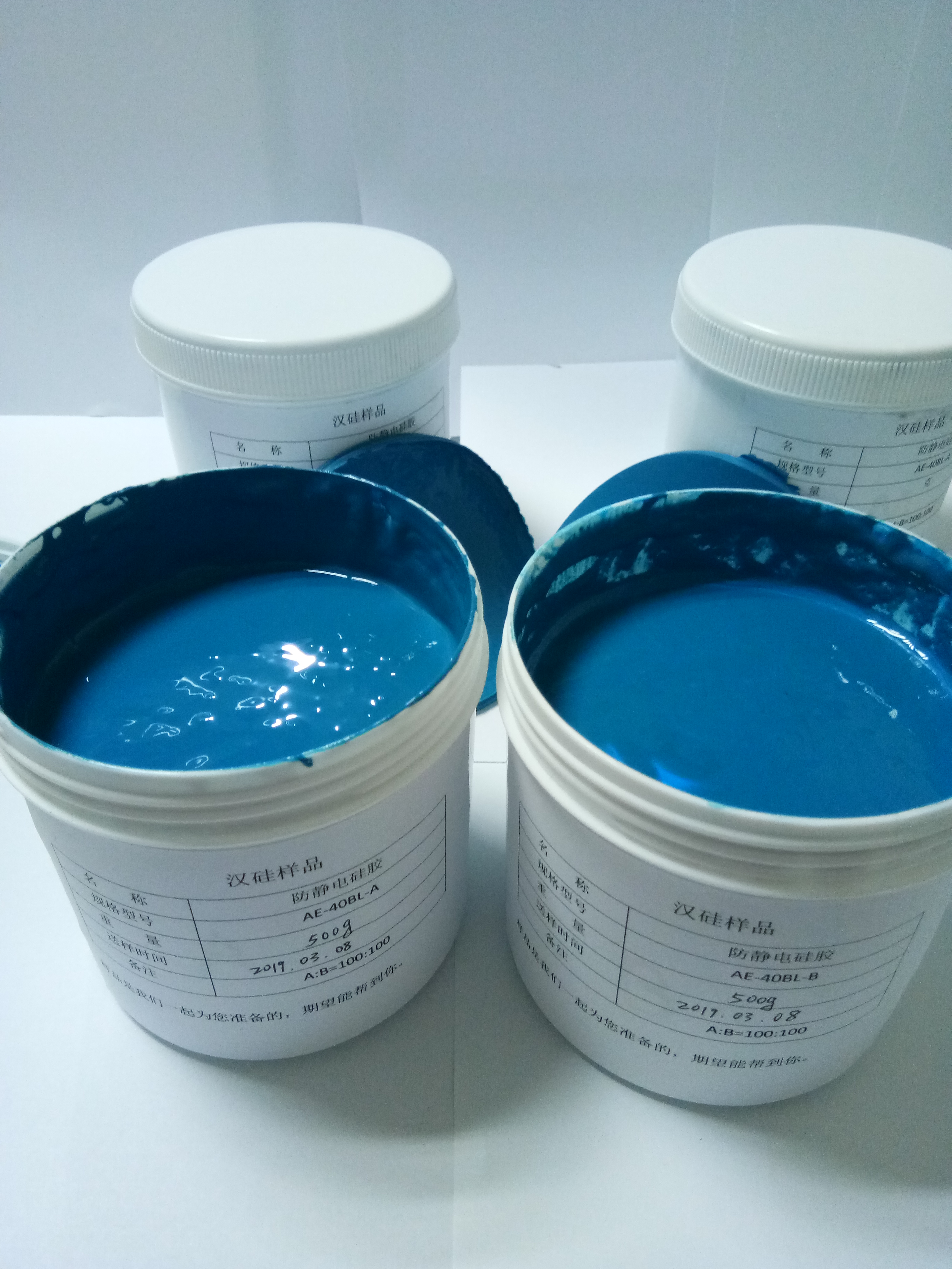 AE-40BL是一款蓝色抗静电液体硅胶。这款防静电硅胶固化后表面电阻值在106-109之间，固化前粘度低，流动性好，可浇注成型。此产品可室温硫化，也可高温快速固化。