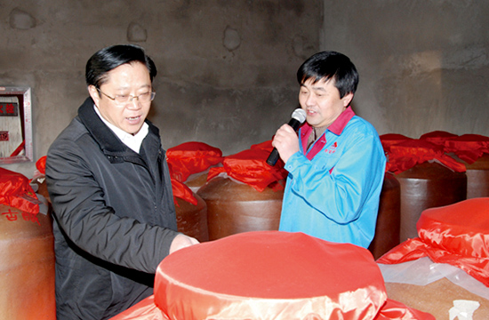 主任)在詢問八寶春酒的儲藏年份銅陵副市長黃化鋒(現任馬鞍山市委常委