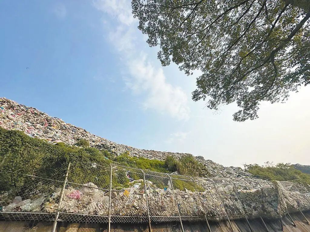 追踪 | 郑州一围挡四年没动静，垃圾山遍地?游园即将建成对外开放-大河新闻