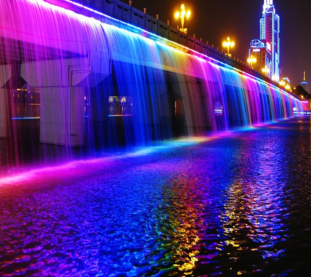 用科技点亮城市夜景，使桥体成为一座流光溢彩的大型艺术装置，从而让城市面貌更有灵魂和魅力。