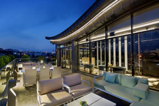 OneSystems_HiltonInstanbul_outdoor-lounge