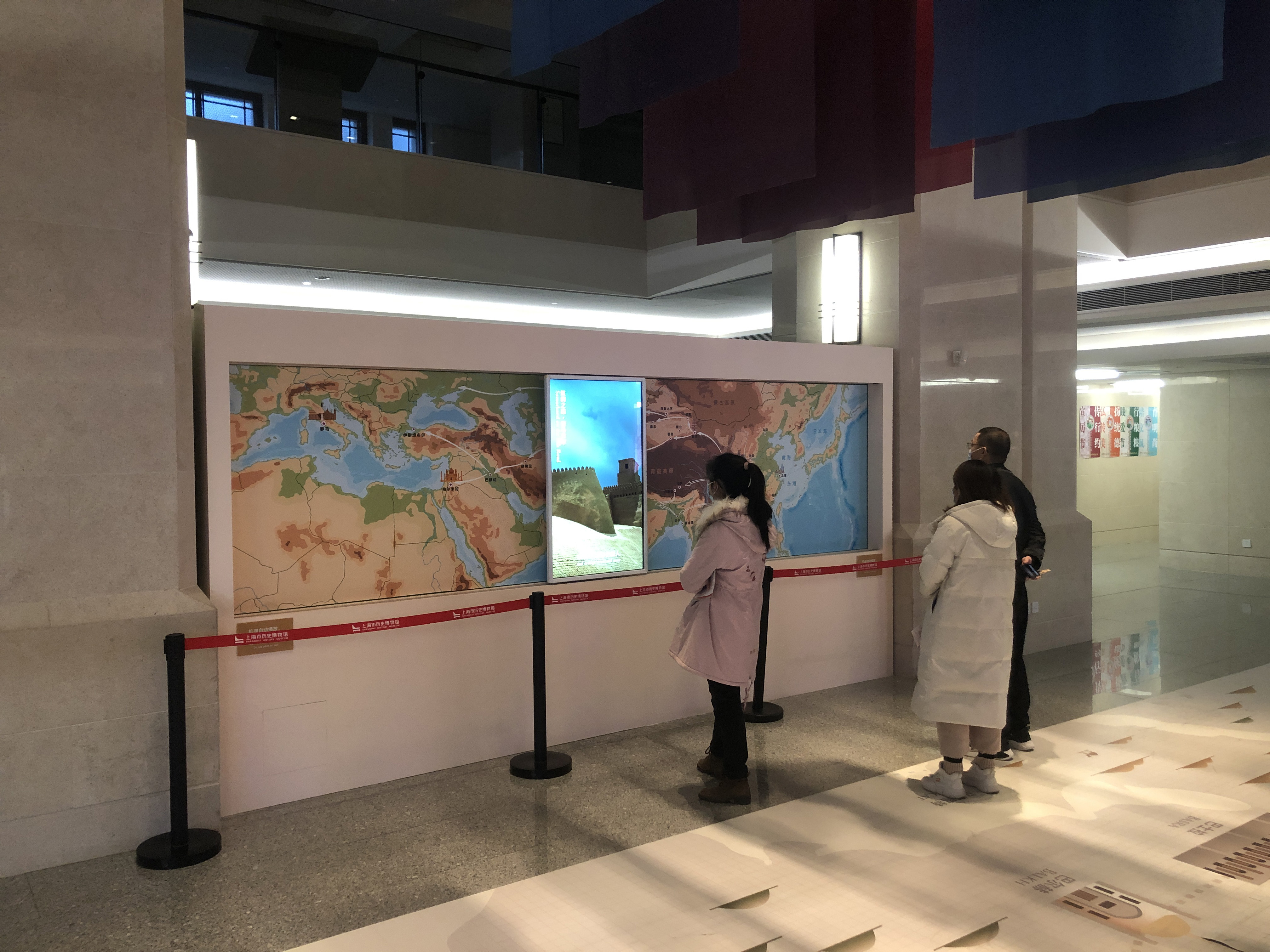 上海历史博物馆49寸轨道屏