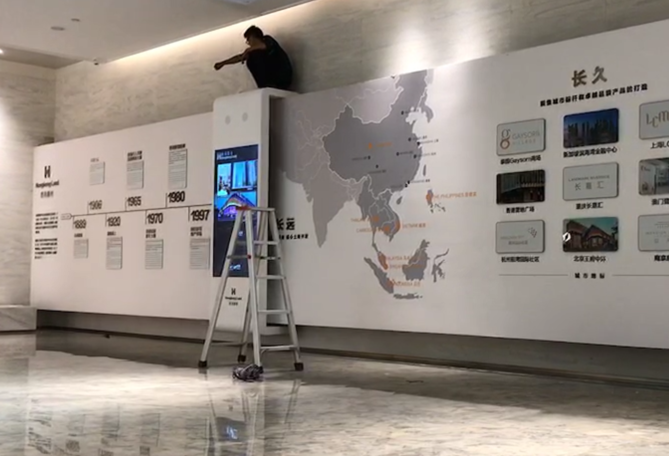 香港置地企业展厅电动滑轨屏