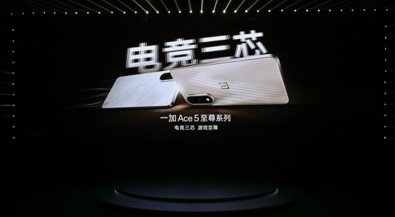 桌子上摆放着黑色的机器

AI 生成的内容可能不正确。