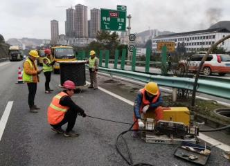 小孩们在路上
中度可信度描述已自动生成