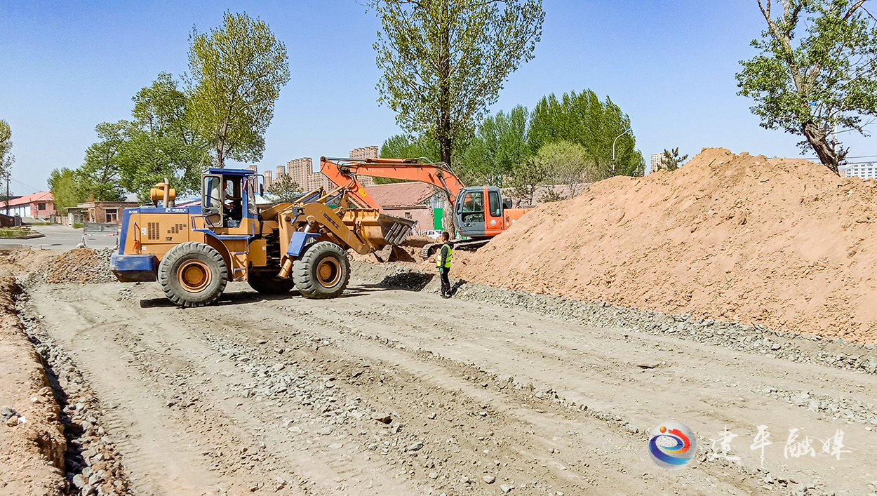 89>投稿郵箱>在站前路道路新建工程現場,大型機械來往作業,正在進行