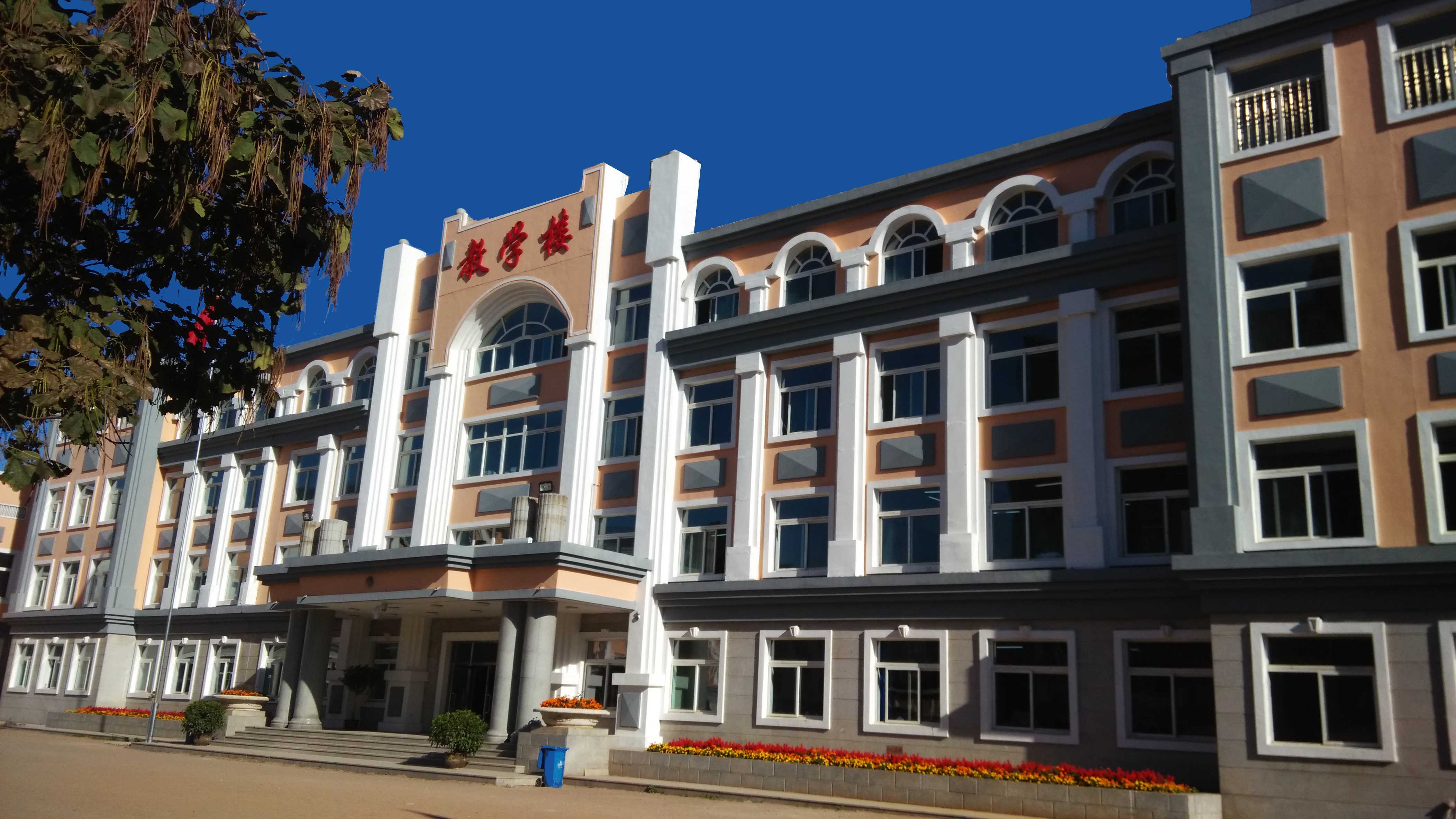 中学站下车富民学校高中部(北校区)地址:朝阳市双塔区凌河街四段乘车