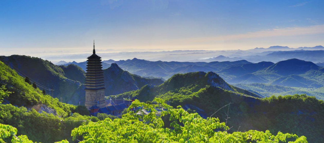 地址:朝陽市雙塔區凌鳳大街鳳凰山旅遊景區朝陽鳳凰山,古稱龍山,位於