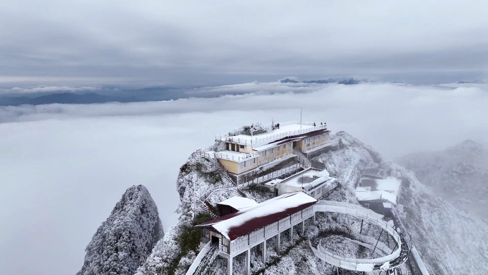 四川万源川东峨眉八台山雪后现云海景观