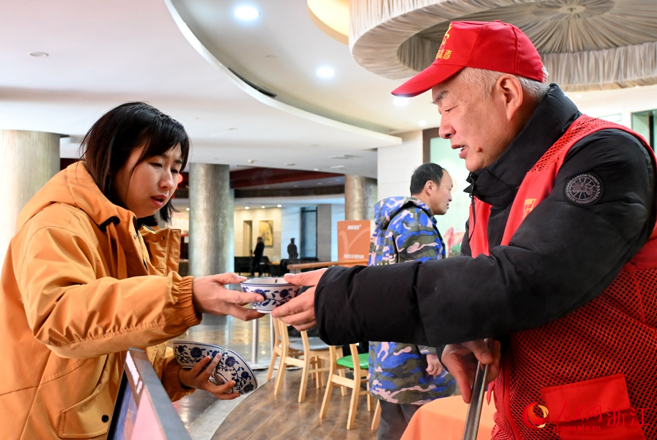 菜汤。人民网记者 张丽玮摄