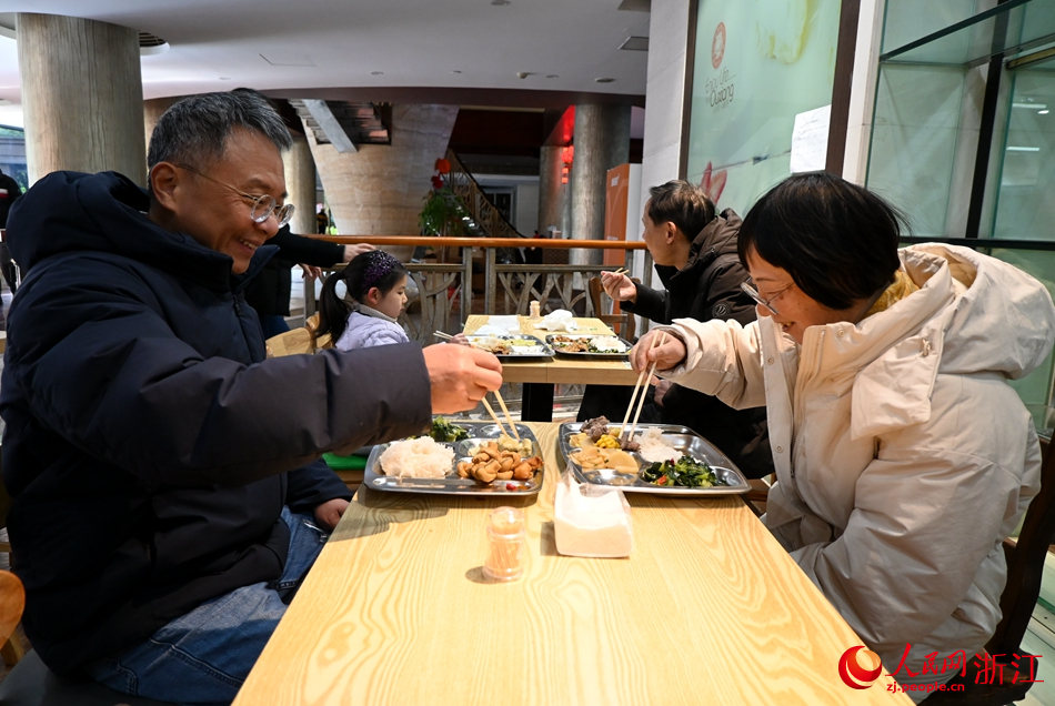 助餐点解决了老年人用餐问题。人民网记者 张丽玮摄