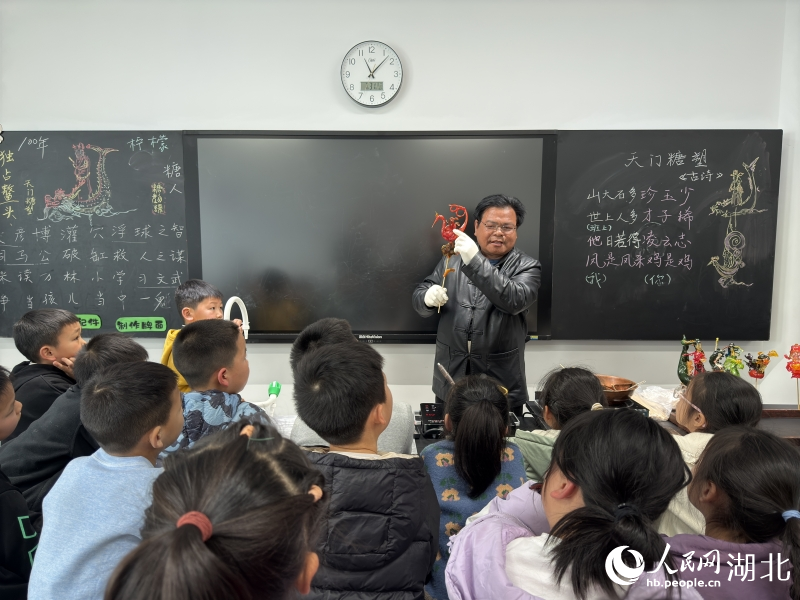 范耀堂给同学们介绍天门糖塑的历史。人民网记者 张隽摄