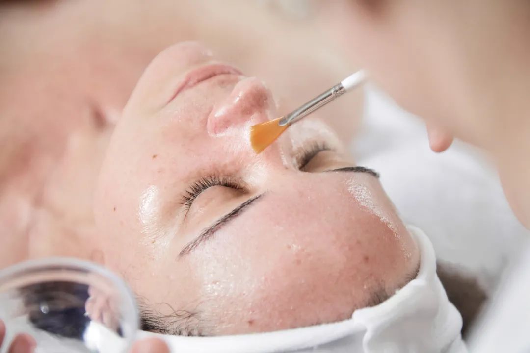 是用一定浓度的成分,促使皮肤发生变化的护肤方法,主要应用范围为刷酸