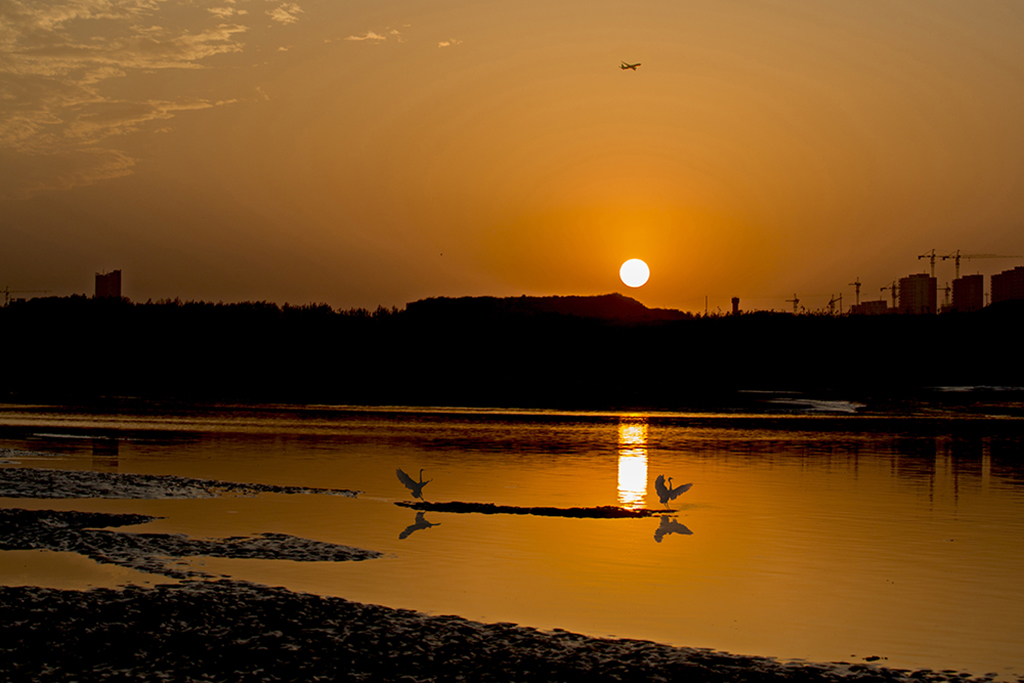 《泾渭交汇夕照明》