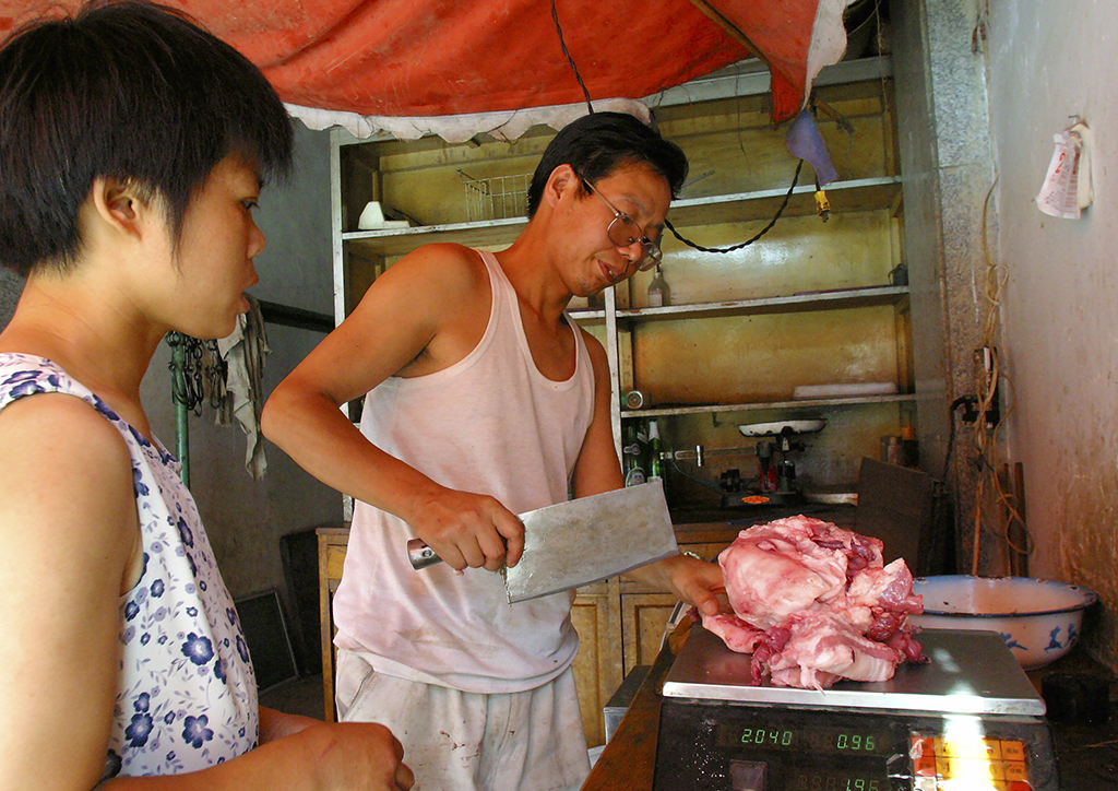 北大才子陆步轩长安街头卖肉2003年7月25日，西安市长安韦曲。38岁的陆步轩曾毕业于北京大学，后因各种原因自己经营肉店。引起媒体关注之后，改变了命运。李杰摄拷贝