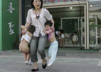 地震来了——2008年5月12日15：31，陕西西安，汶川地震三分钟后，一幼儿园老师紧急转移午睡的孩子。jpg拷贝