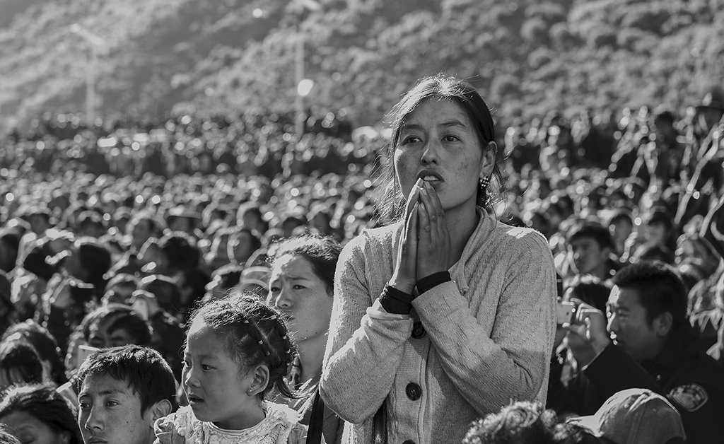 祈祷的藏族妇女拷贝