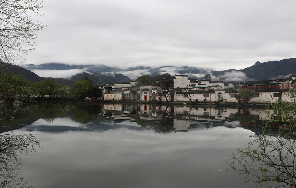 1026宏村雨霁