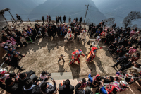 2.白马藏族人能歌善舞，信奉大自然，生活在云端村庄已成他们心中美好家园，他们用古藏语歌唱来倾诉先民故事和习俗。在这种氛围中孩子们度过了童年时光，长大后，心领神会的又成为跳舞中一员传承白马藏族奇特的文化。