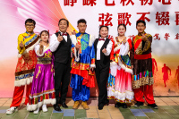 A3304给我和藏族学生留个影
