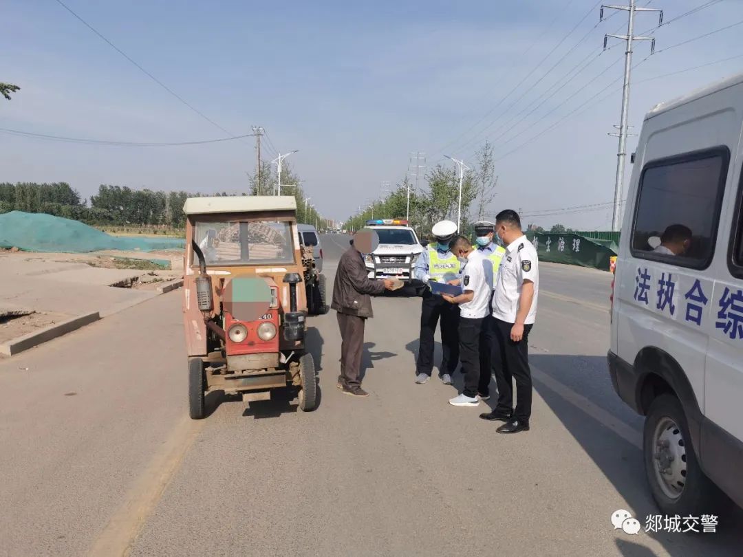 预防和减少拖拉机道路交通事故的发生,2022年5月18日下午,郯城交警