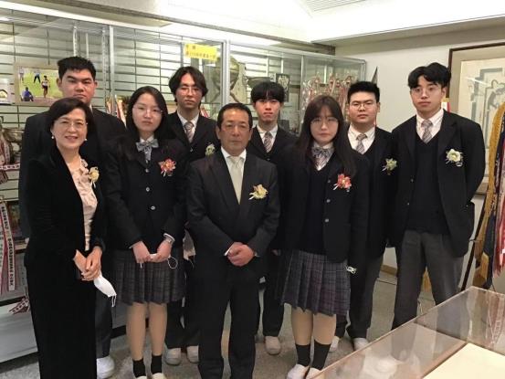2022年4月我校18级日语国际高中班学生参加日本冈山商科大学附属高中毕业典礼