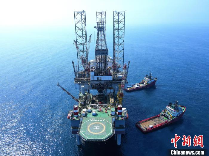 我国自主设计建造的首座海上可移动自升式井口平台“海洋石油163”在北部湾海域正式投产。　中国海油 供图