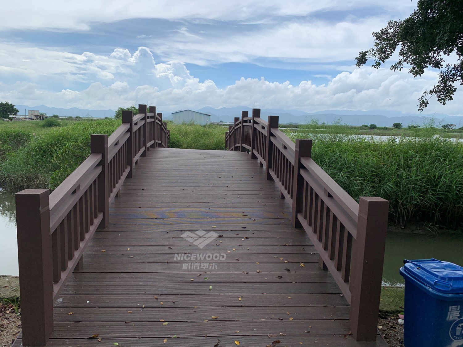 公园塑木桥-回归自然生活