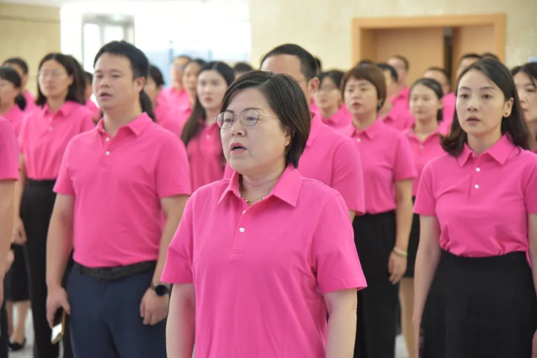   伴随着嘹亮的国歌声响起，常高新集团成立三十周年庆祝仪式在集团本部举行