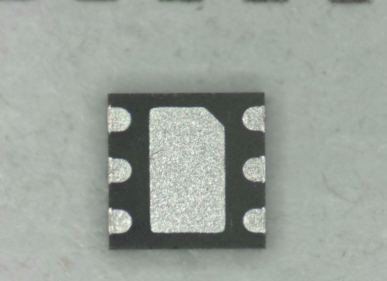 用于GaN 和硅质FET的低侧、超快栅极驱动器  符合AEC-Q100 Grade-1 可靠性要求