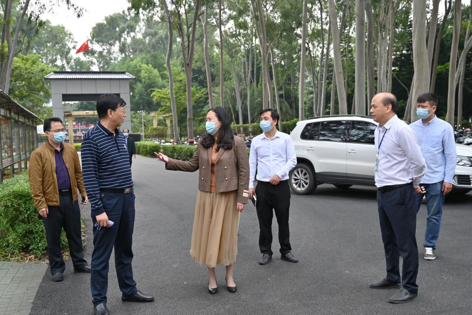 李祥吉书记先后视察了我校的校园环境,文化建设及基