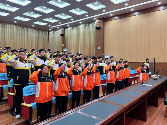 少年心向党青春献祖国平顶山市第十四中学举行离队入团仪式