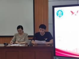 男人和女人在电视前

中度可信度描述已自动生成