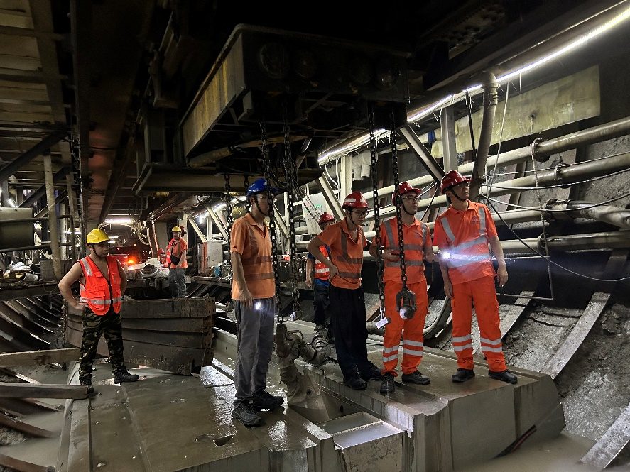 公司副总经理兼TBM事业部总经理李卫兵赴马东铁项目巡查慰问