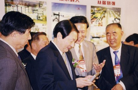 朱镕基同志参观建国50周年成就展