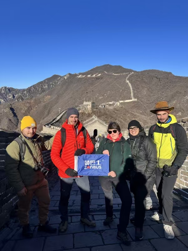 游客集体长城上
