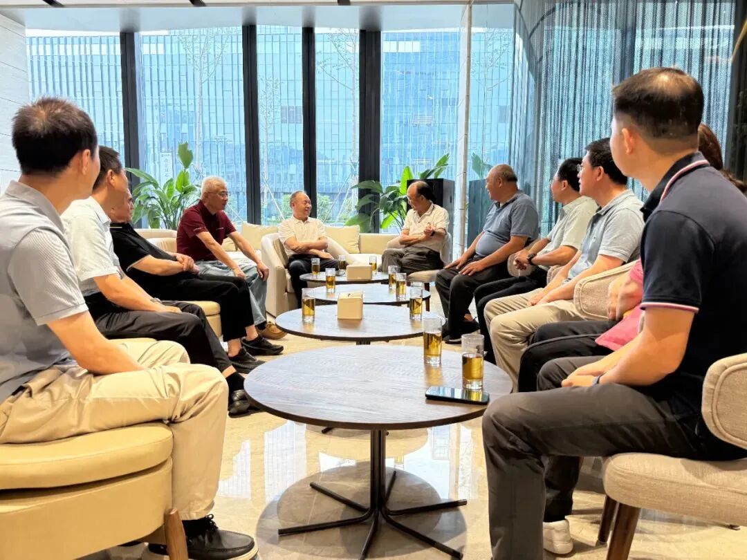 三门峡市人民政府副市长卫祥玉莅临三门峡凤凰国际，与北京市工商联原副主席、人大校友企业家联谊会执行会长、凤凰城科技集团有限公司董事长周明德，中国人民大学党委原常务副书记、人大校友企业家联谊会会长张建明，河南省委原副秘书长、省直机关工委原书记、人民大学河南校友会荣誉会长王群，中国当代著名国家级雕塑大师、新中国国礼艺术大师田跃民等一行举行座谈