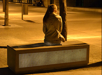 城市街道中的透光混凝土坐凳在夜间的装饰效果