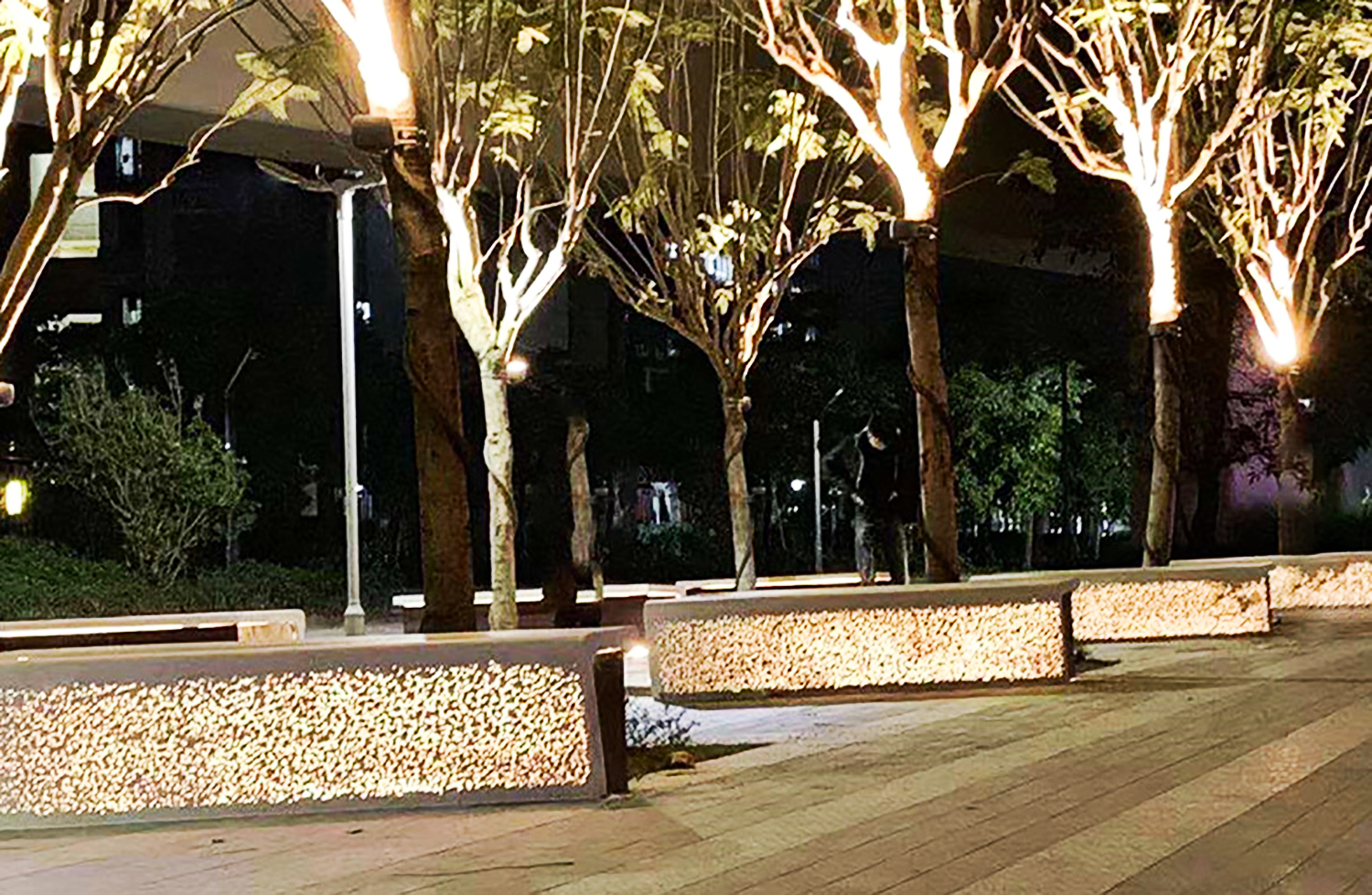 夜间城市街道上的透光混凝土坐凳