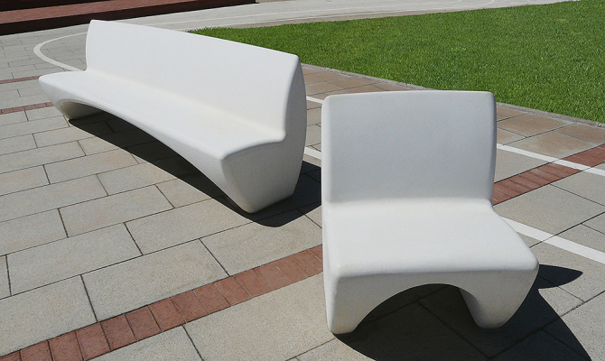 预制白色清水混凝土坐凳在景观中的应用